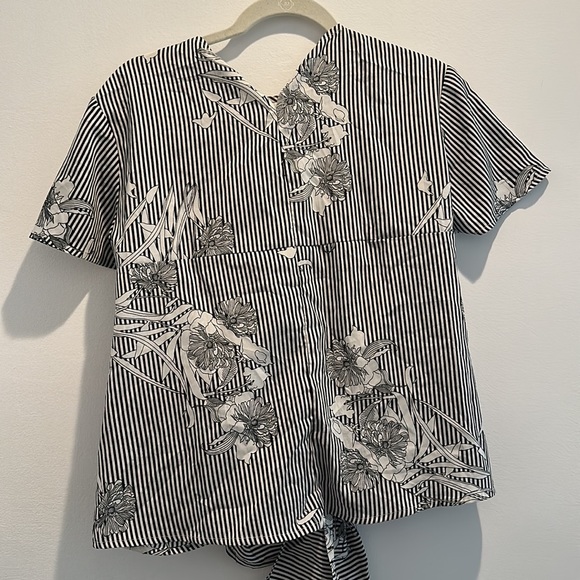 Style envy black and white flower with a tie in front - Picture 2 of 2